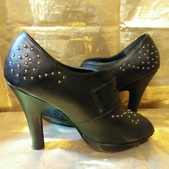 Newport News Leather studded mary Jane heels - Picture 5 of 6
